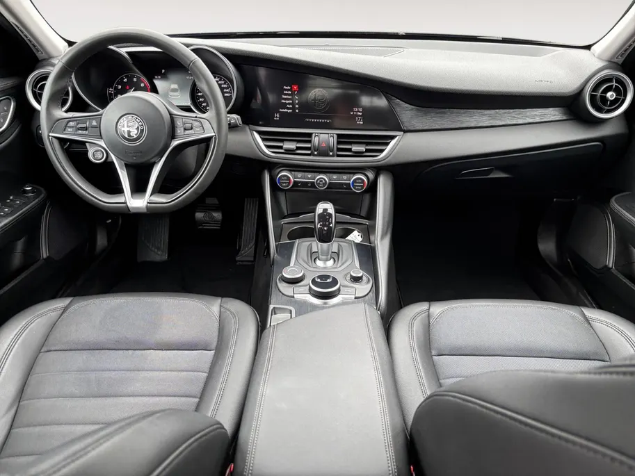Alfa Romeo Giulia 2.0T B-Tech | 200PK | 19 INCH | AD.CRUISE | CAMERA | STOEL & STUURVERWARMING | CARPLAY |