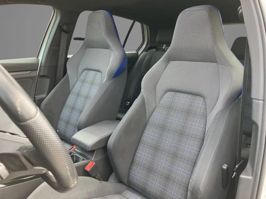Volkswagen Golf 1.4eHybrid 180kW/245PK GTE · Panoramadak · Dodehoeksensoren · Navigatie · Apple/Android Car Play · Camera · Stoelverwarming ·