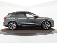 Audi Q6 e-tron S edition performance 100 kWh 306pk · SOH 97,9% · Panoramadak · 360 Camera · Inklap. Trekhaak · Luchtvering · B&O Sound · Head-Up Display · Garantie t/m 15-03-2031 of 100.000km