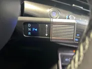 Hyundai Kona 1.6 GDI HEV Premium | Trekhaak Afn 13polig| Apple Carplay / Android Auto | Navigatiesysteem | Elektrisch Verstelbare Voorstoelen | Bestuurdersstoel + Geheugen | Parkeersensoren Voor + Achter | Camera Voor + Achter | Stoelverwarming + Stoelkoeling | Stuurv