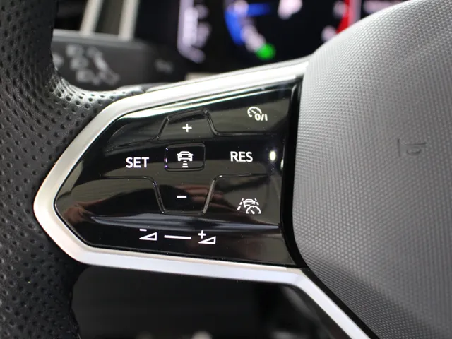 Volkswagen T-Roc Cabrio 1.5 TSI DSG R-Line Navigatie | 19' Misano | Stoel- en stuurverwarming | Matrix Led | Beats Audio