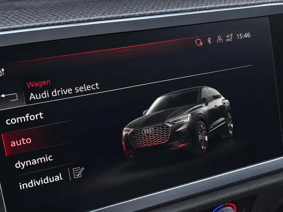 Audi Q3 Sportback 45 TFSIe 180kW/245PK S Line · Panoramadak · Trekhaak · Camera · Stoelverwarming · Apple/Android Car Play · Adaptive Cruise Control ·  Drive select ·