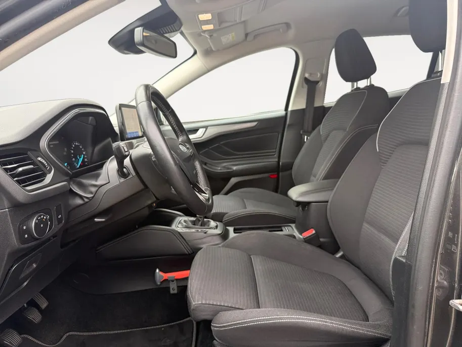Ford Focus Wagon 1.0 EcoBoost Titanium Business | Trekhaak | HUD | Achteruitrijcamera | Winter Pack | Dodehoek detectie | Elektr. Achterklep | 12 maanden garantie! |