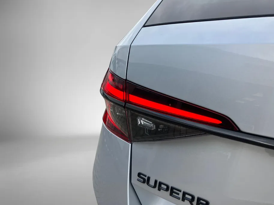 Škoda Superb Combi 1.4TSI 160kW/218PK iV Sportline DSG · Panoramadak · Trekhaak · 360°Camera + Parkeersensoren · Apple/Android Car Play ·
