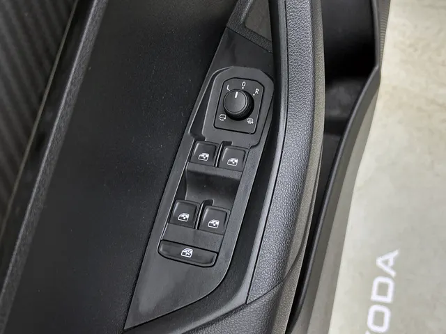 Škoda Karoq 1.5 TSI ACT Sportline Business | PANORAMADAK | 360 CAMERA | WINTERPACK | KEYLESS | NAVI | ELEKTR. ACHTERKLEP