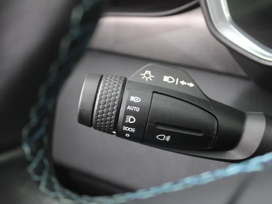 Lynk & Co 01 1.5 | PHEV | Trekhaak | Stoelverwarming | Elek. stoelverstelling + achterklep | Pano dak | Dodehoek detectie | Camera | 20' LM | HK Audio |
