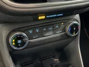 Ford Fiesta 95PK EcoBoost ST-Line | Keyless | Lichtmetalen Velgen | Climate Control | Apple CarPlay/Android Auto | LED Dagrijverlichting | Cruise Control | Armsteun | Elektrische Ramen & Spiegels |