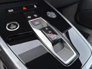 Audi Q4 e-tron 45 quattro 286pk S Edition 82 kWh · Trekhaak · 21'' Velgen · Apple/Android Car Play · Camera · Stoelverwarming ·
