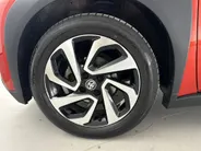 Toyota Aygo X 1.0 VVT-i S-CVT Pulse Plus Automaat | Keyless Entry | Parkeersensoren voor + achter | 17'' L.M. Velgen