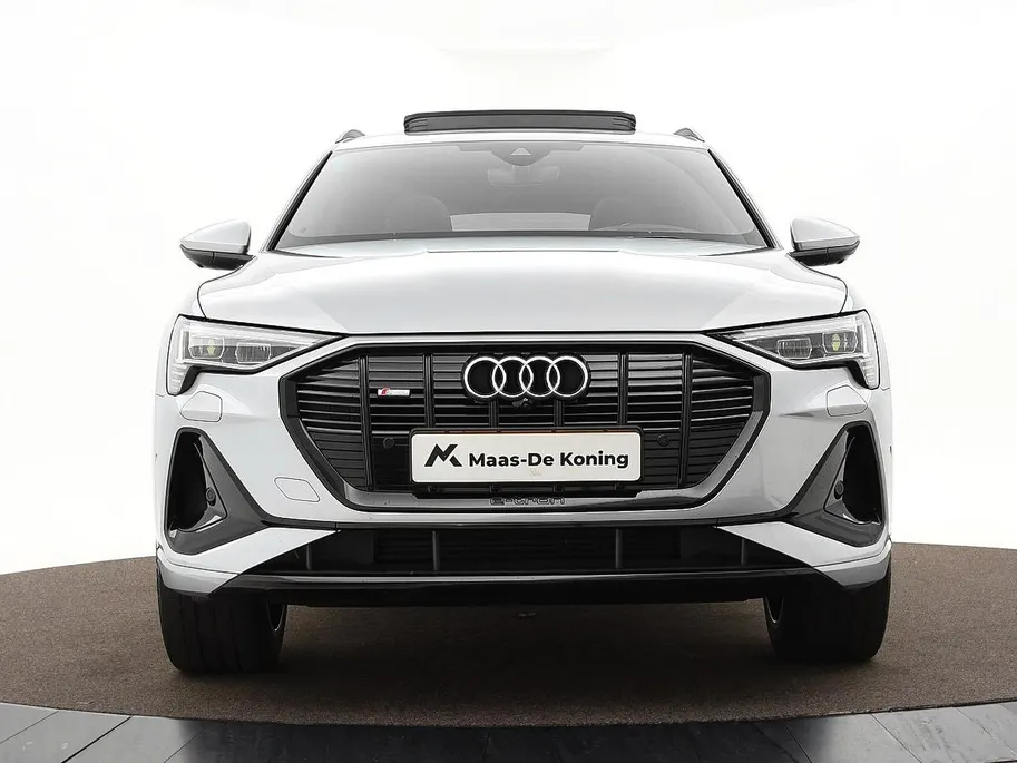 Audi e-tron 55 300kW/408PK S Line 95Kwh · SOH 94,6% · Panoramadak · Leder/Alcantara · 360°Camera + Parkeersensoren · Stoelverwarming ·