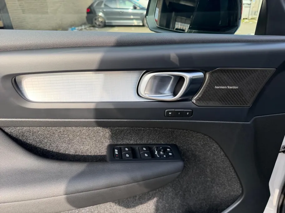Volvo XC40 1.5 T4 Plug-in hybrid Ultimate Bright | Elektrischer achterklep | Pano dak | Harmon/Kardon | Achteruitrijcamera | Elektrsich verstelbare bestuurderstoel met geheugen |