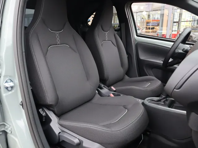 Toyota Aygo X Hybrid 115 pulse Bi-Tone | Easy Pack VERKOCHT