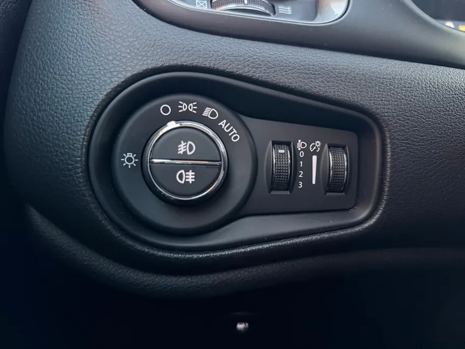 Jeep Renegade 1.5T e-Hybrid S 190PK AUTOMAAT | Black line| Lichtmetalen velgen| Parkeer sensoren V/A| Navigatie| Camera| Climate Control| 4WD drive| Leer| elec. stoel| Reservewiel|