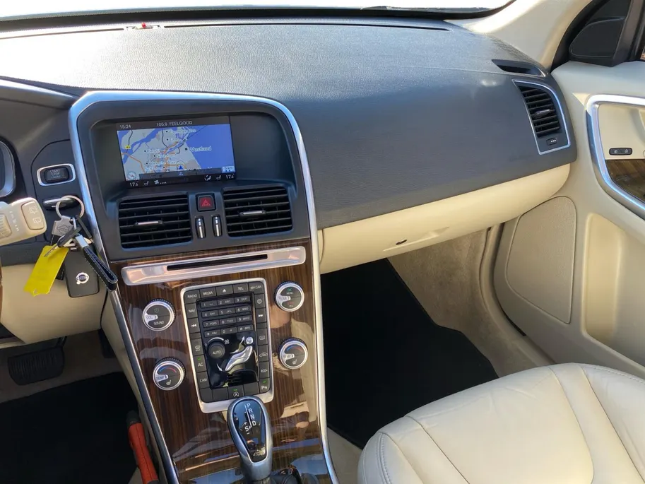 Volvo XC60 2.0 T5 Automaat Summum Luxury Line | Inscription Line | Pano Dak | NL-Auto | NAP | Trekhaak | Memory Seats | 20'| Camera | Stoelverwarming | Cruise Control | Navigatie | etc.