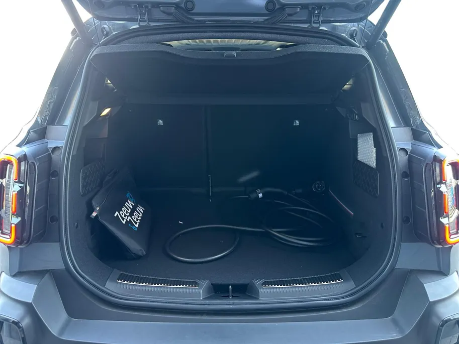 Renault 4 comfort range iconic 52 kWh | Stuur- & Stoelverwarming | Sfeerverlichting | Apple Carplay & Android Auto | Harman & Kardon Audio | Camera | Navigatie | Parkeersensoren | Rijdende Demo | Beschikbaar vanaf November 2026