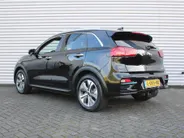 Kia e-Niro ExecutiveLine 64 kWh | Trekhaak | Stuur-/stoelverwarming + ventilatie | Leer | 17' LM | Cruise adapt. | Dodehoek detectie | LED | JBL audio |