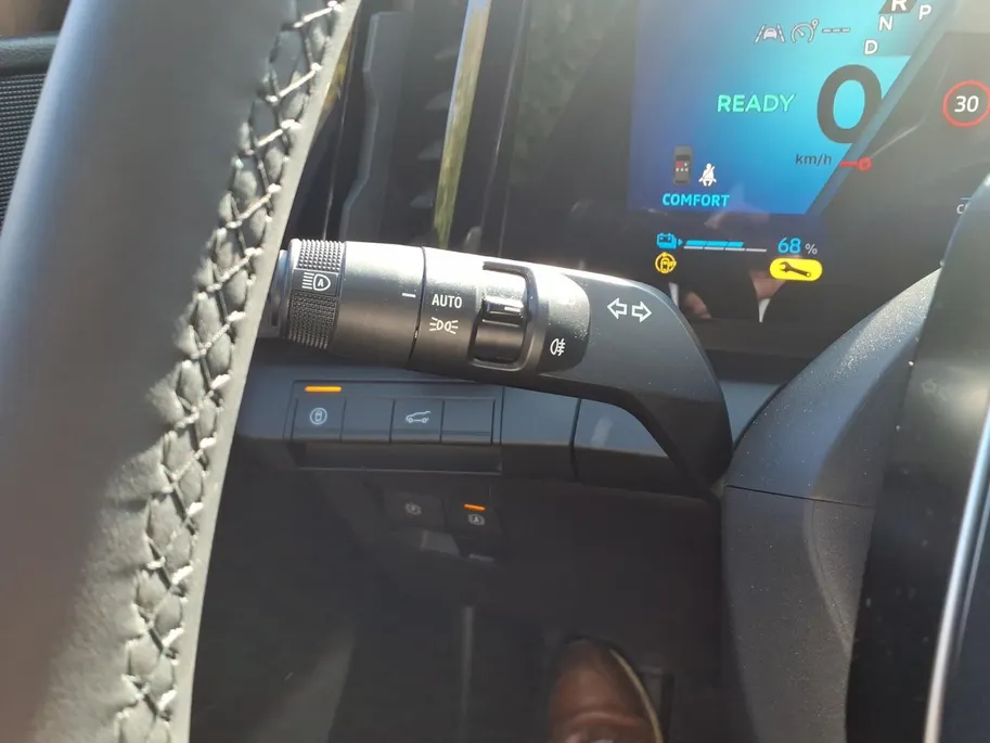 Renault Scénic E-Tech EV60 comfort range techno Apple Carplay/Android Auto , lichtmetalen velgen 19' , electronic climate controle , camera , cruise control adaptief , navigatiesysteem , stoel en stuurverwarming .