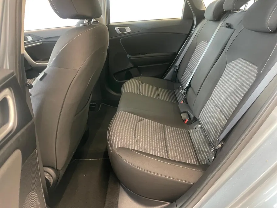 Kia Ceed Sportswagon 1.5 T-GDi DynamicLine | Cruise Control | Climate Control | Camera | Navigatie | LM Velgen | Trekhaak |