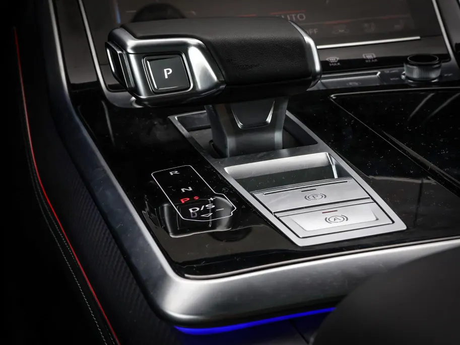 Audi Q8 55 TFSI e quattro Pro Line S 394 PK · 22' LM Velgen · Glazen panorama dak · B&O Premium 3D · Assist. plus, remote park · Stoelventilatie + Massage · Trekhaak · Servosluiting