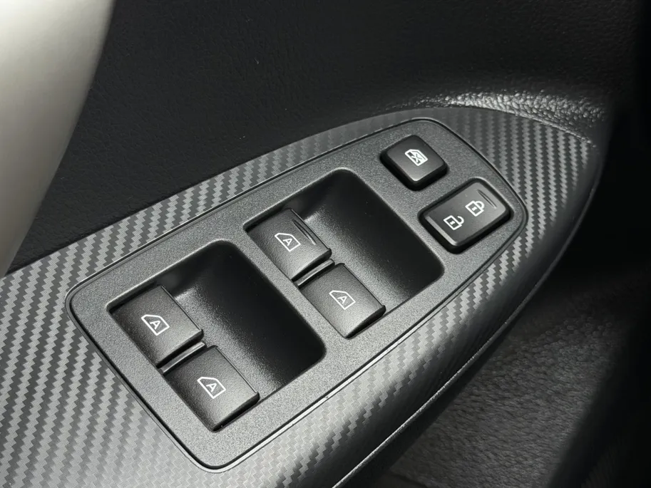 Mitsubishi Eclipse Cross 2.4 PHEV Intense+ | Stoel- en stuurverwarming | Elektrisch verstelbare stoelen | Trekhaak | Achteruitrijcamera | Parkeersensoren voor- en achter | Navi | Climate Control