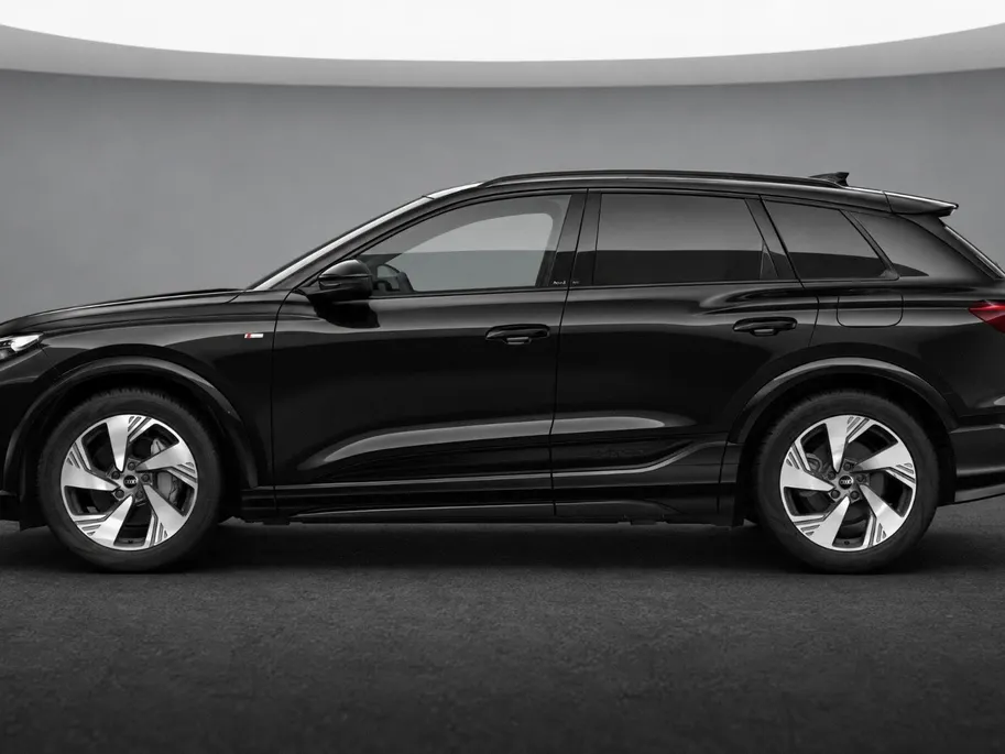 Audi Q6 e-tron S edition 83 kWh 252 PK · Glazen panoramadak · Trekhaak elek. wegklapbaar · Optiekpakket zwart