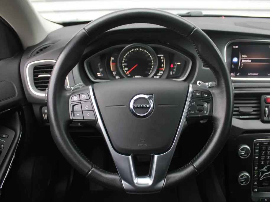 Volvo V40 Cross Country 1.5 T3 Dynamic Edition | Trekhaak | 17' LM | Panoramadak | Leer | PDC v+a | Camera | Stoel-/voorruitverwarming | HK audio |