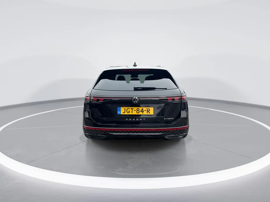 Volkswagen Passat Variant R-Line Edition 1.5 eHybrid 204 pk 6 versn. DSG · Multimedia pakket plus · High-end geluidsysteem 'Harman Kardon' · Prijs incl. inruilpremie · MEGA Sale