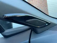 Toyota C-HR 1.8 Hybrid Bi-Tone | Side Bars| Leer| Lichtmetalen velgen| Stoel verwarming| 4 seizoenbanden| Afneembare trekhaak| JBL speakers| BI-Tone uitvoering| Navigatie| Metalliclak