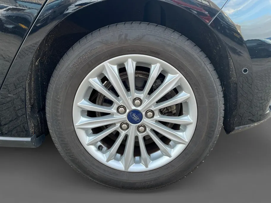 Ford Focus 1.0 EcoBoost Titanium Business | Navigatie | Apple carplay & Android auto | Winter pack | BLIS | Parkeersensoren voor en achter | Achteruitrijcamera | Trekhaak | Cruise control | Airco | Bovag garantie |