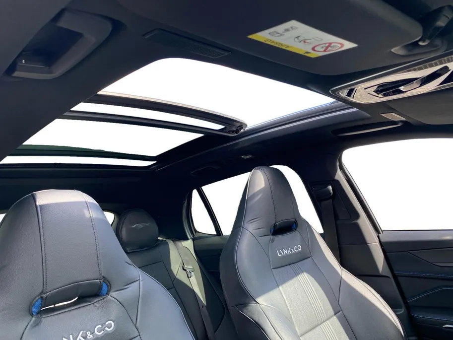 Lynk & Co 01 1.5 PHEV 260pk Black Pack | NL Auto | Zwarte hemel | Trekhaak | Panodak | Stoelverwarming | LED | Etc.