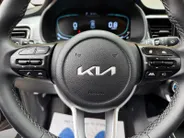 Kia Stonic 1.0 T-GDi MHEV DynamicPlusLine Automaat |  Navi | Apple Carplay/Android Auto | Metallic lak | Stoel & stuurverwarming | Fabrieksgarantie t/m 11-8-2032 + 3x 1 jaar* | NAP
