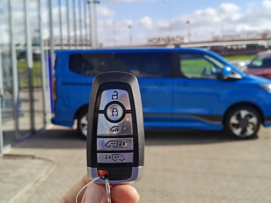 Ford Tourneo Custom E-Tourneo 340 L1H1 Sport 65 kWh - 8 PERSOONS - FULL OPTION - PANORAMADAK - ELEK. ZIJ SCHUIFDEUREN - TREKHAAK