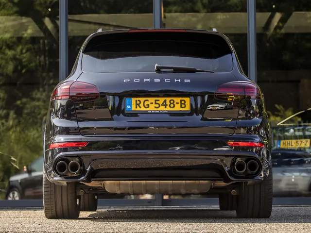 Porsche Cayenne 3.0 S E-Hybrid Platinum Edition NL Auto!