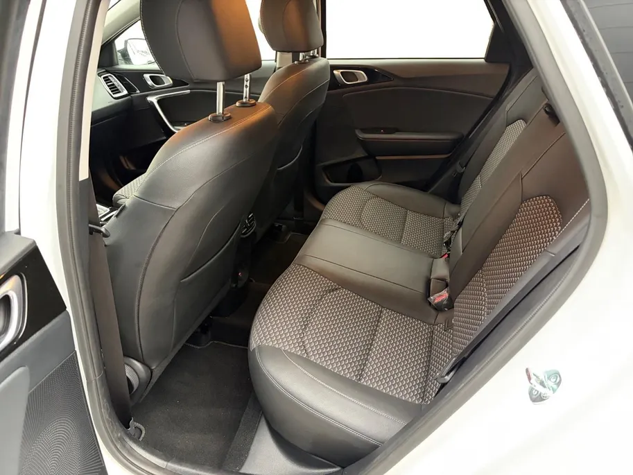Kia Ceed Sportswagon 1.0 T-GDi DynamicPlusLine | Stoel- en stuurverwarming | Elektrisch bedienbare achterklep | Parkeersensoren voor- en achter | Achteruitrijcamera | Apple/Android Carplay | Navi | Cruise Control