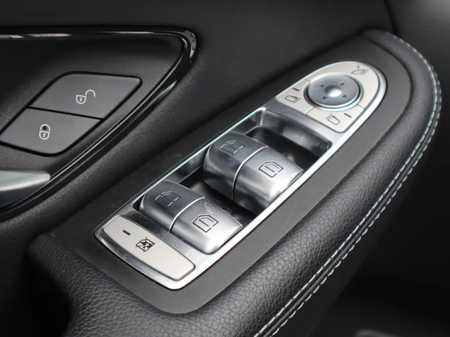 Mercedes-Benz GLC 300e 4MATIC Business Solution AMG l Trekhaak l Stoelverwarming l Achteruitrij camera