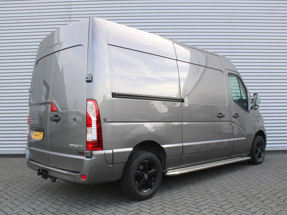Renault Master T33 2.3 dCi L2H2 Stop & Start | Automaat | Trekhaak | Camera | Airco | Navi | Cruise | 16' LM | PDC | Licht-/regensensor | Volledig betimmerd |