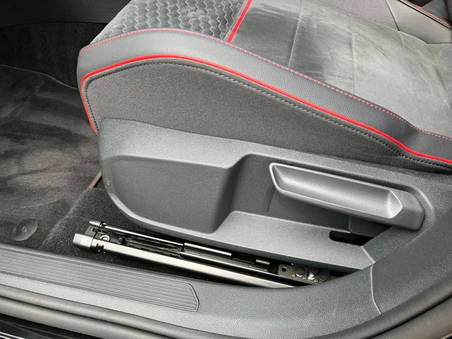 Volkswagen Golf 2.0TSI/300PK GTI Clubsport DSG · Panoramadak · 360°Camera · Harman/Kardon sound · Garantie t/m 21-08-2030 of 100000km.