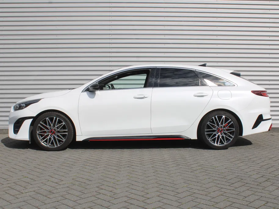 Kia ProCeed 1.6 T-GDI GT | 204PK! | Stuur-/stoelverwarming | Schuifdak | Camera | Stoelgeheugen | LED | Dodehoek detectie | Zeer nette auto | 1e eigenaar |