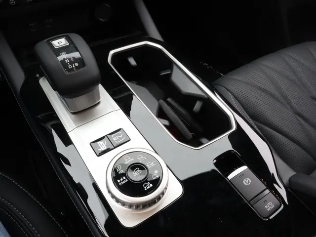 Mitsubishi Outlander 2.4 PHEV Black Edition All Seasons | Yamaha sound