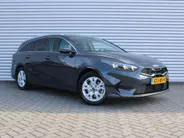 Kia Ceed Sportswagon 1.5 T-GDi DynamicPlusLine | Stoel- & stuurverwarming | Camera | Clima | Cruise adapt. | LED | Navi | Elek. achterklep | 16' LM |
