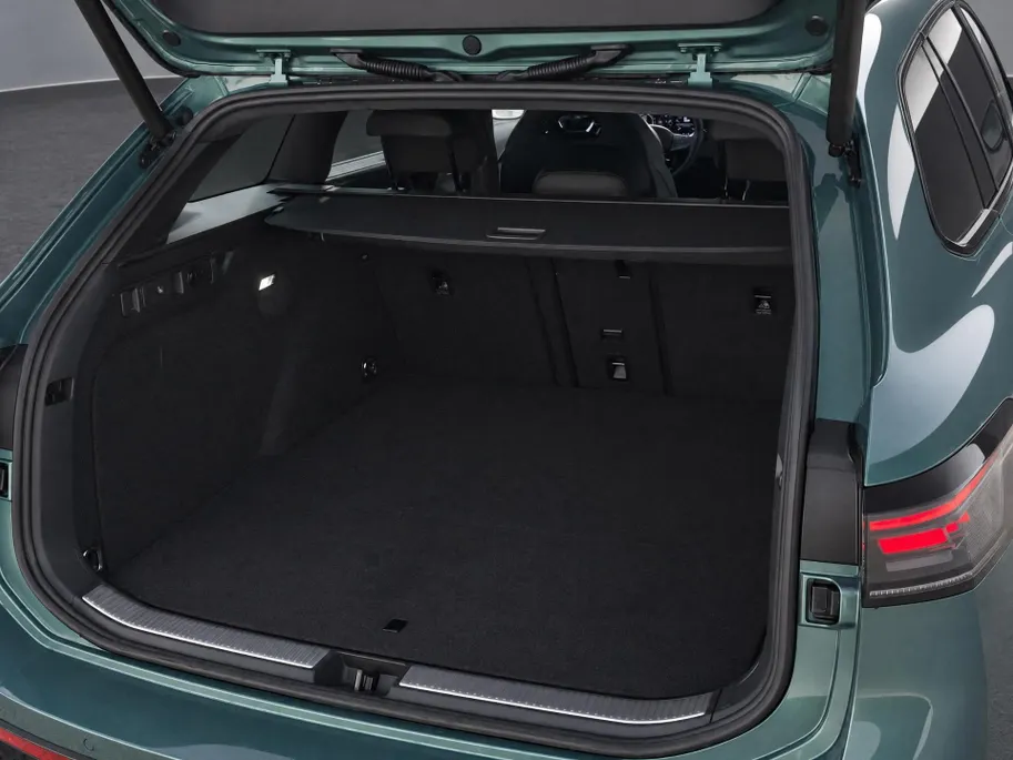 Volkswagen Passat Variant 1.5eHybrid 272PK R-Line Black Style Plus · Leder · Harman Kardon · Trekhaak ·  Alcantara hemelbekleding · 360°Camera + Parkeersensoren · Garantie t/m 21-01-2031 of 100.000km