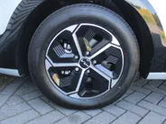 Kia Niro 1.6 GDi Hybrid DynamicPlusLine | Stuur-/stoelverwarming | Schuifdak | Elek. stoelverstelling + achterklep | Dodehoekdetectie | Camera | Telefoonlader | HK audio | LED |