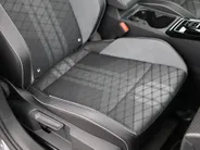 Volkswagen Golf 1.5 eTSI 130pk DSG R-Line · Apple/Android Car Play · P-Sensoren · Navigatie · Sfeerverlichting · 17 Inch · Garantie t/m 12-02-2028 of 100.000km