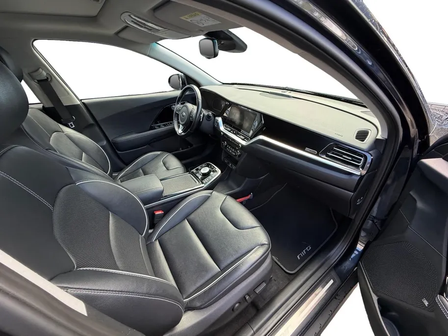 Kia e-Niro ExecutiveLine 64 kWh | LEDER | CAMERA | JBL | STOELVERWARMING/ VENTILATIE | PARKEERSENSOR |