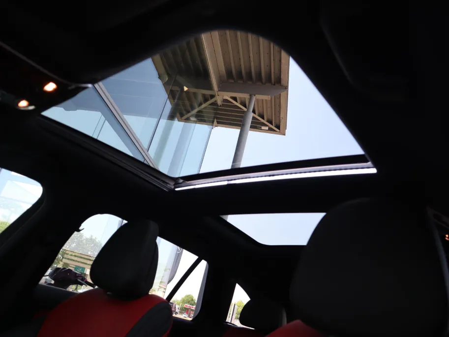 Mercedes-Benz C-Klasse Estate 300 e AMG Line l Trekhaak l Panoramadak l stoelverwarming l Leder