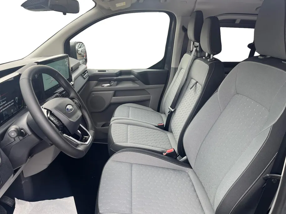 Ford Tourneo Custom 340 L2 Titanium 2.5 PHEV 233 pk | 9-persoons | TE BESTELLEN | Dual-zone airco | Inklapbare trekhaak | Cruise control | Verwarmd stuurwiel | Dubbele schuifdeuren met uitzetruiten | 17' LM velgen