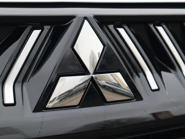 Mitsubishi Grandis 1.8 HEV Instyle Panodak | Harman Kardon | Leder