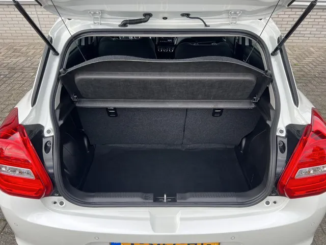 Suzuki Swift 1.2 Style Smart Hybrid | Apple Carplay & Android Auto | Climate Control | Lage Kilometerstand | 16' LM Velgen