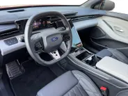 Ford Capri Premium Extended Range AWD 79 kWh 340pk | Direct Leverbaar | €3.500,- Ready Set Ford Bonus | 560km WLTP Rijbereik | Trekhaak | 1200kg Trekgewicht | Panoramadak | Gratis Warmtepomp t.w.v. €1.200,- | 360 Graden Camera | HUD