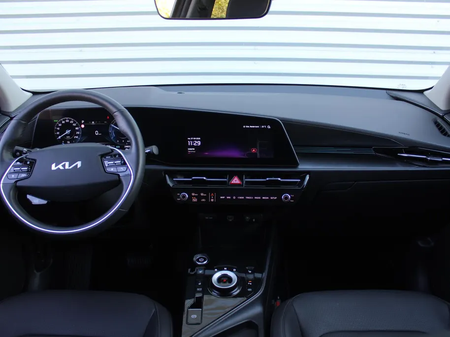 Kia Niro EV Air 64.8 kWh | Stuur-/stoelverwarming | Camera | Cruise adapt. | 17' LM | Elekt. stoelverstelling | Dodehoek detectie | LED | Clima |